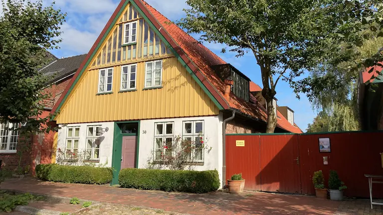 Kirche und Friedhof in Wewelsfleth