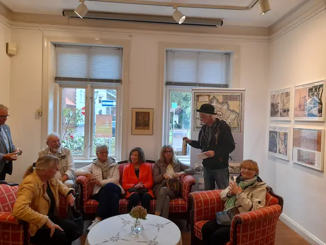 Jens Rusch hält die Laudatio für Willi Lippert