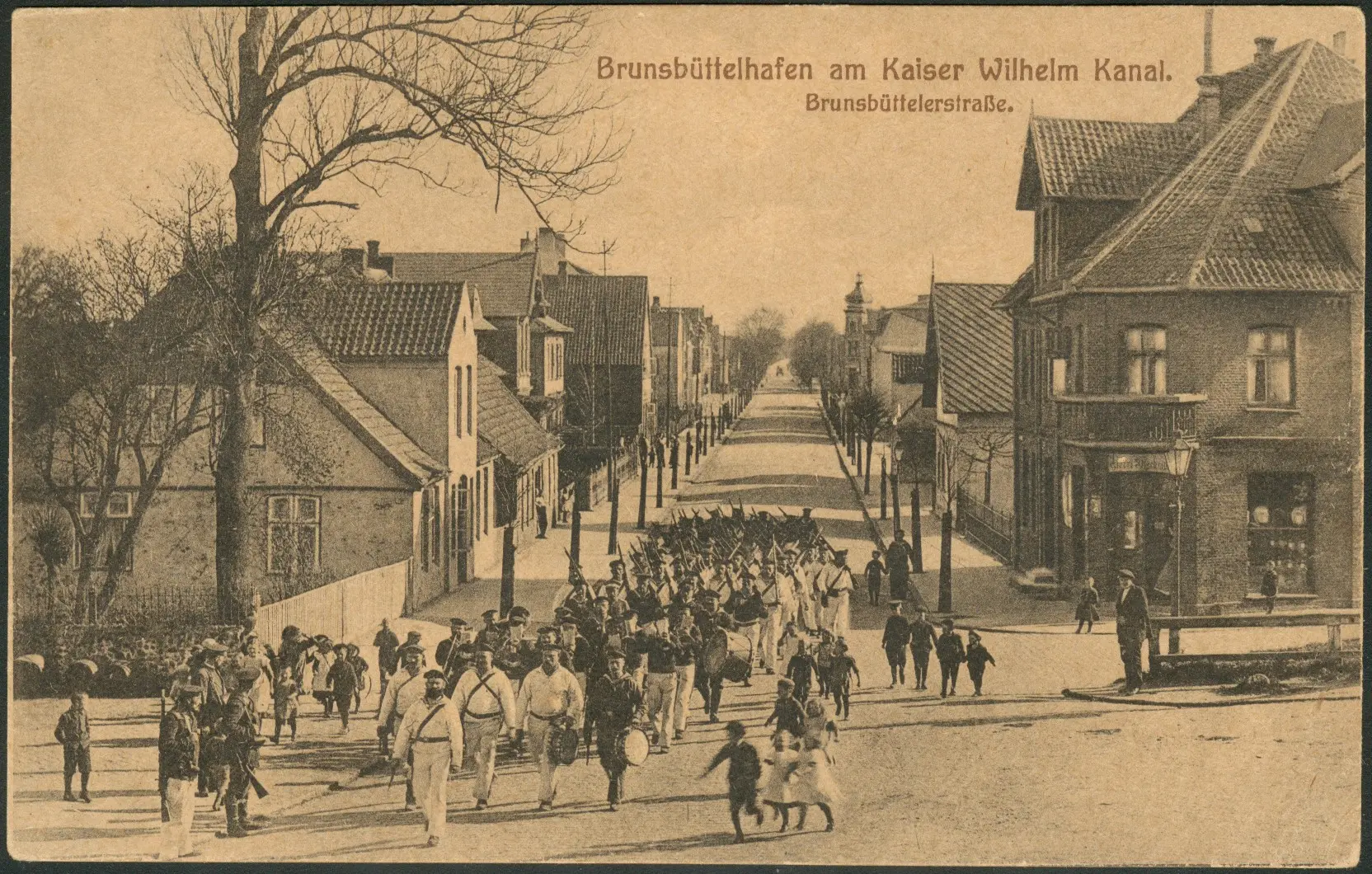 Marinesoldaten marschieren 1914 durch die Brunsbütteler Straße, Ecke Koogstraße